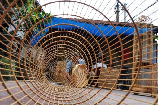 Artisan makes conical hat in chuong village