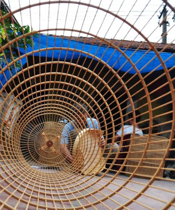 Artisan makes conical hat in chuong village