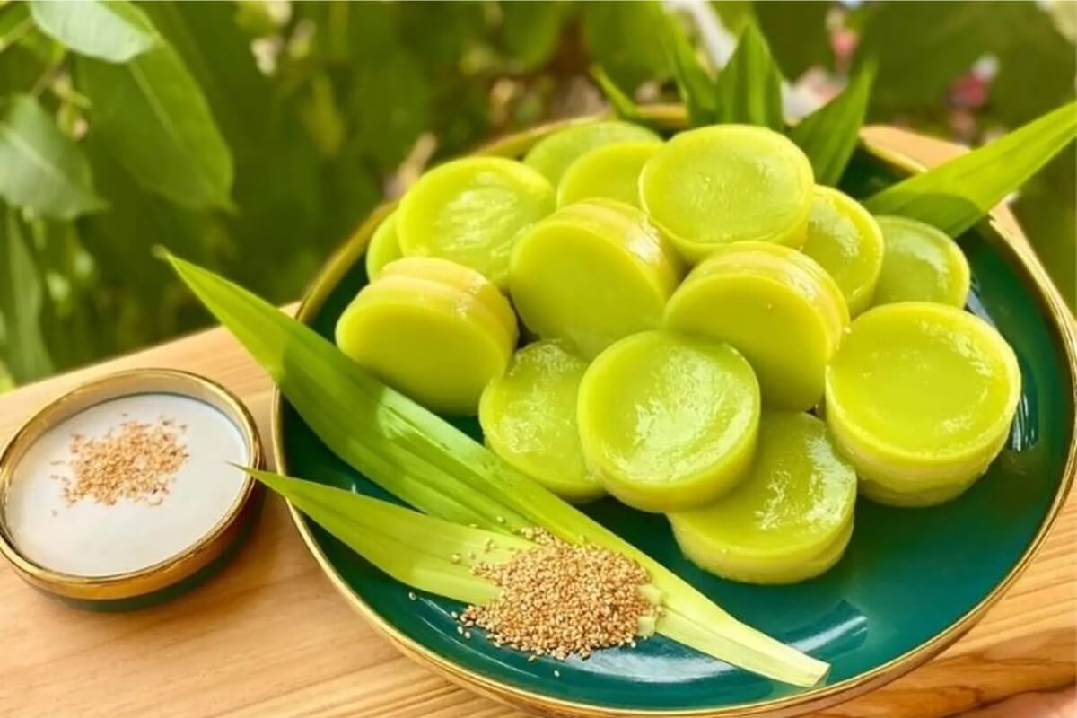 Bánh Da Lợn Vietnamese Steamed Layer Cake - must-try dessert in vietnam