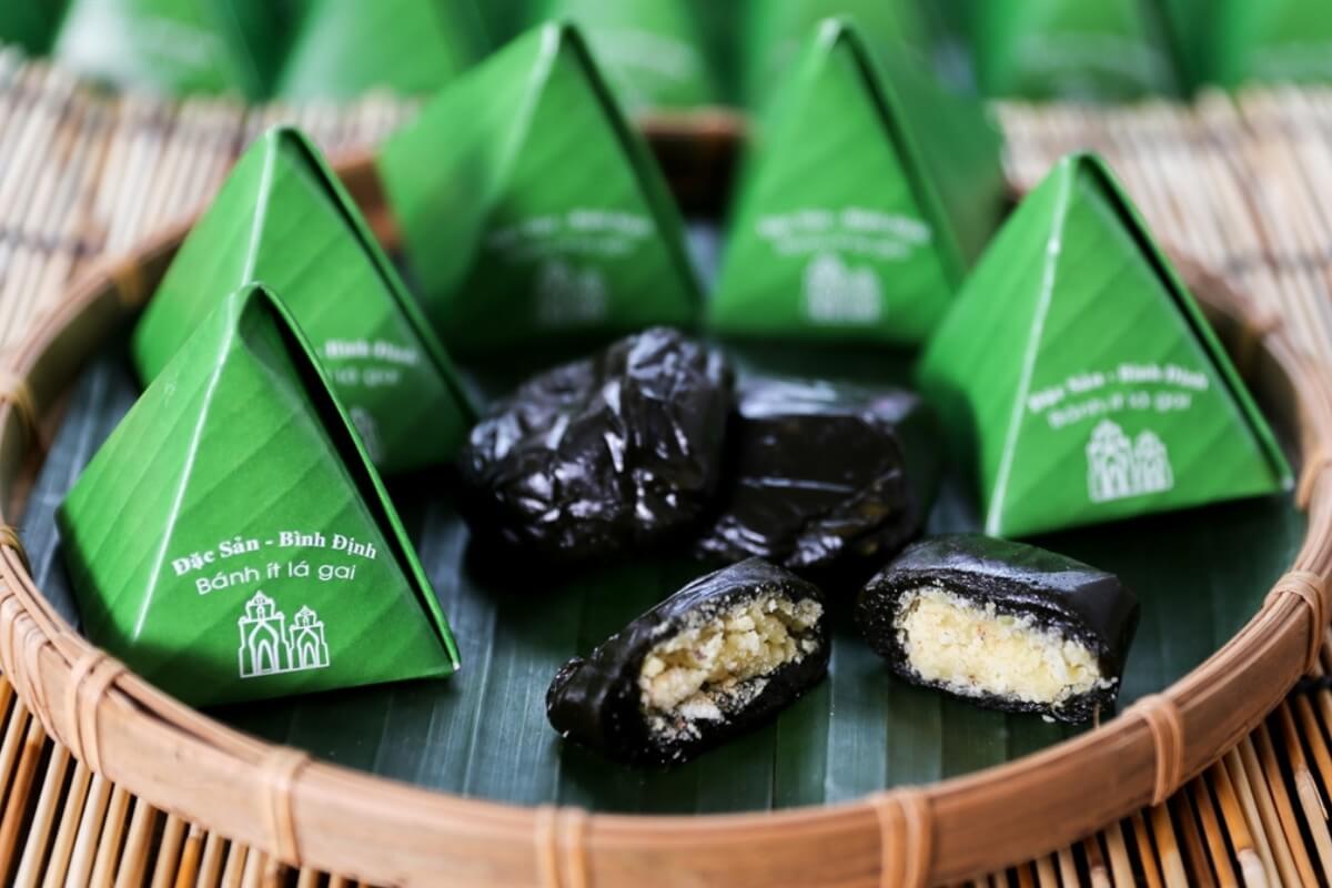 Bánh Ít Lá Gai Sticky Rice Cake with Gai Leaves - must-try dessert in vietnam