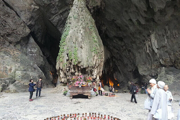 Cave at Huong Pagoda - Hanoi Local Tour Packages