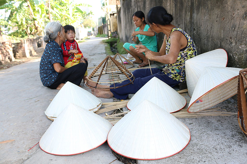 Chuong Conical Hat Village Tour from Hanoi