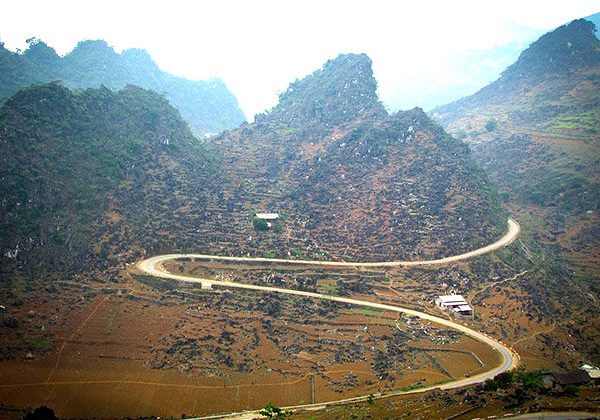 Pass to Dong Van Rocky Plateau
