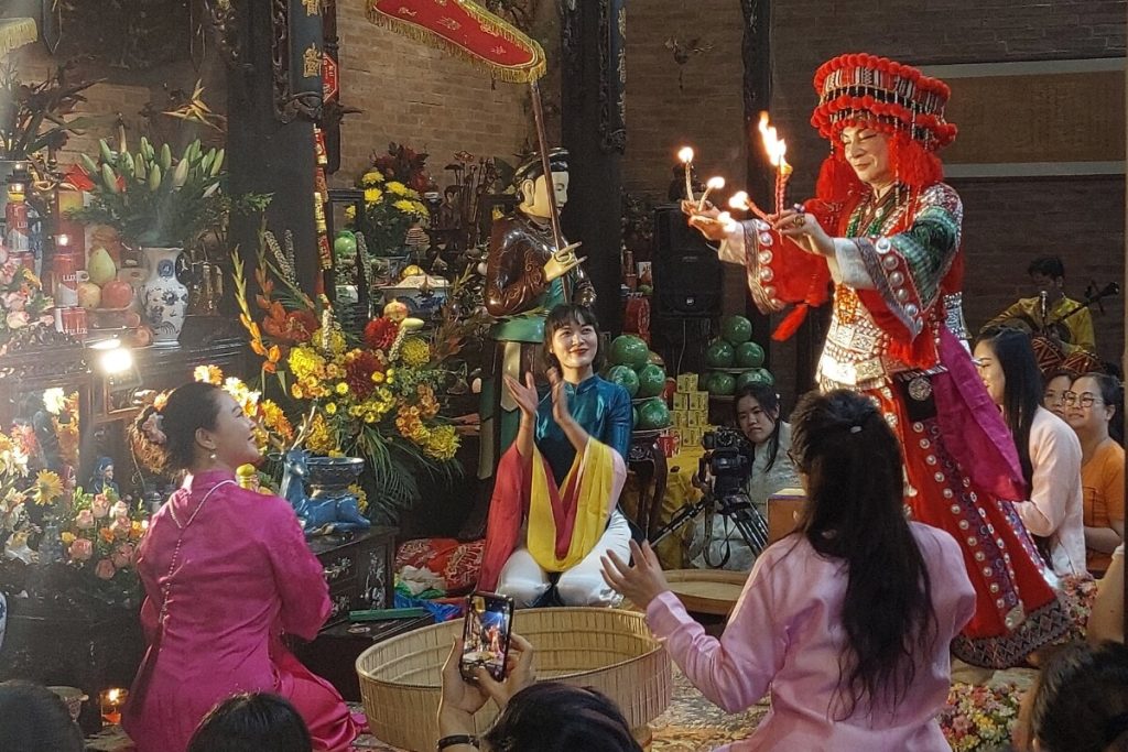 Enjoy Hầu Đồng ritual by the artisan in Hanoi Cultural Tour