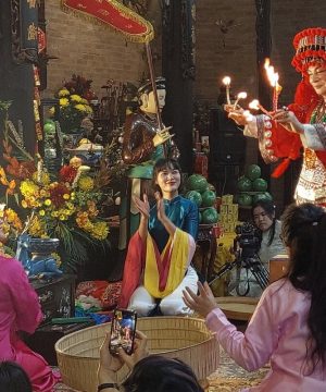 Enjoy Hầu Đồng ritual by the artisan in Hanoi Cultural Tour