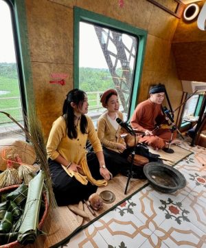Enjoy a live dance performances Quan Ho Folk Singing in Hanoi 5 Gates Train