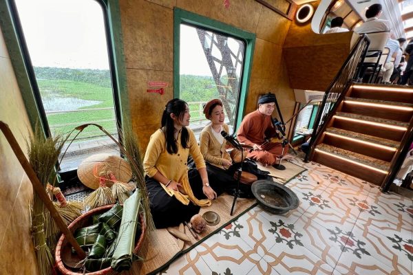 Enjoy a live dance performances Quan Ho Folk Singing in Hanoi 5 Gates Train