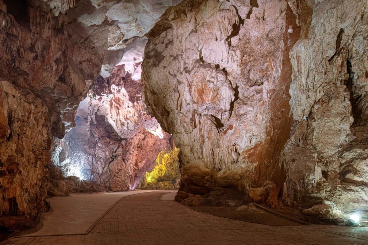 Geological Features of Dragon Pearl Cave