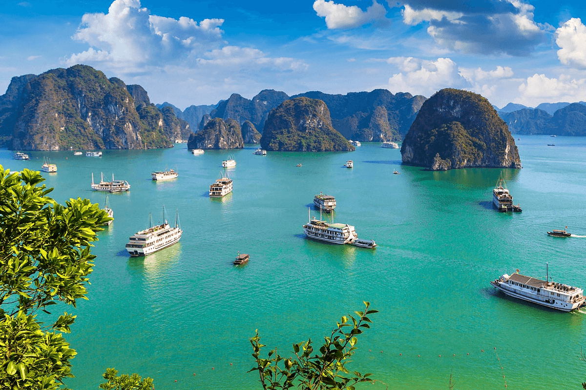 Ha Long Bay, ideal place for Hanoi Vietnam vacation packages