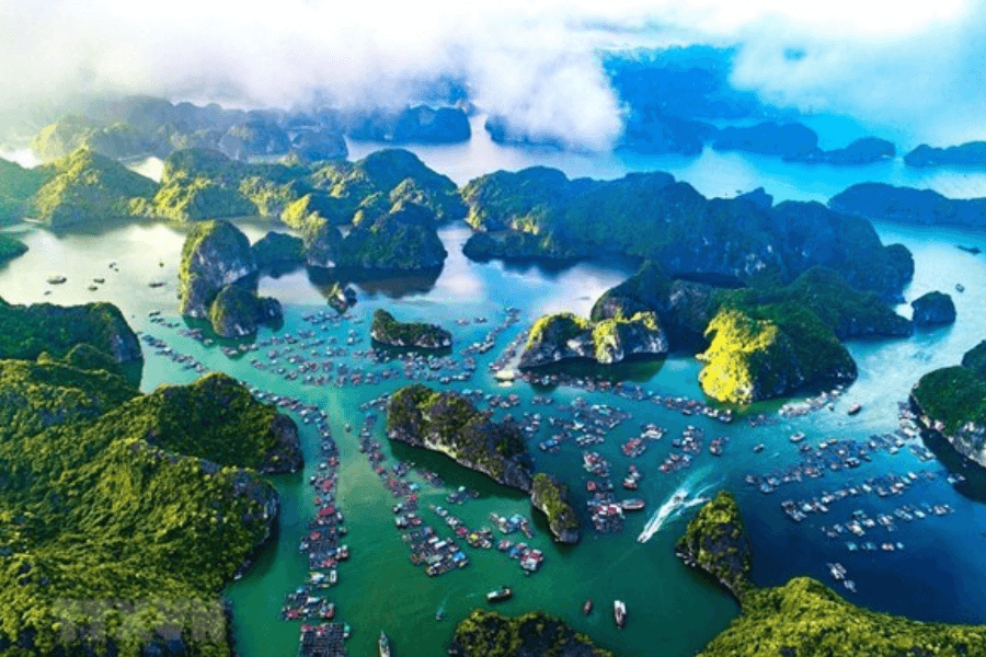 Ha Long Bay, one of the most picturesque north Vietnam tour package