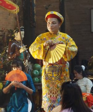 Hanoi Spiritual Tour Half Day at Phủ Tiên Hương