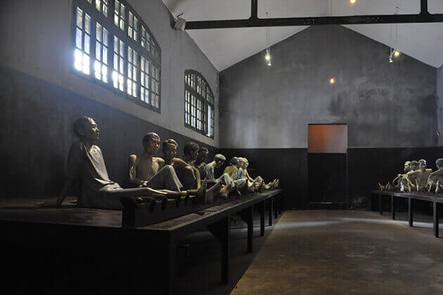 Hoa Lo Prison - Hanoi Local Tour