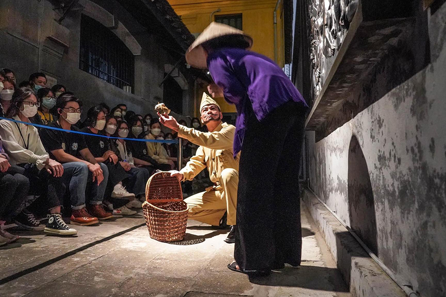 Hoa Lo Prison Night Tour