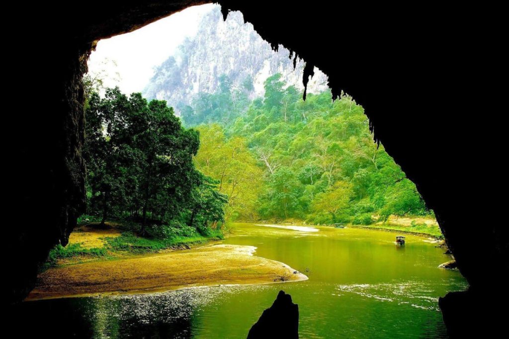 Hua Ma Cave - hanoi to ban gioc waterfall tour