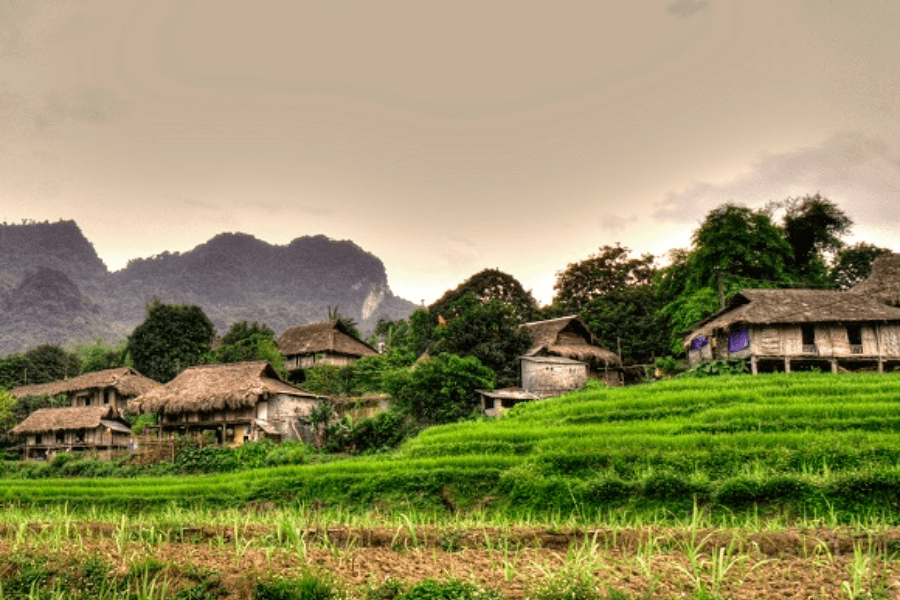 Join northern Vietnam tour to have a chance to Lac Village with rudimentary houses