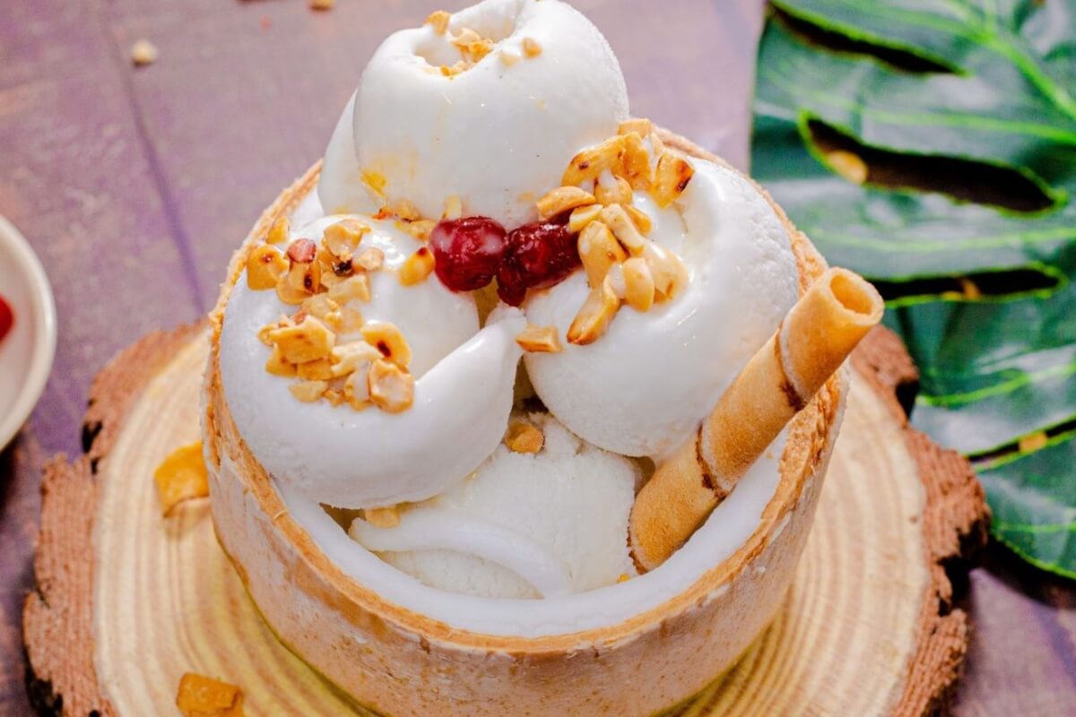 Kem Dừa Coconut Ice Cream - must-try dessert in vietnam