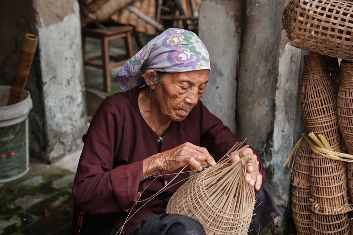 Learn Basic Weaving Techniques in Thu Sy Village