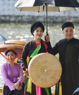 Local artists performing Quan Ho folk songs for international visitors in Do Temple