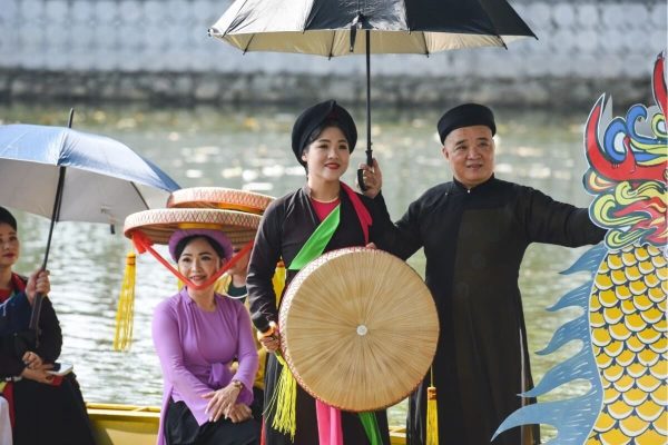 Local artists performing Quan Ho folk songs for international visitors in Do Temple