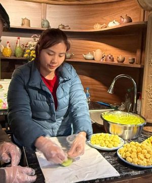 Make traditional green rice cake (Bánh Cốm) by hand in Hanoi Cultural Walking Tour - A Journey Through Memory - Hanoi Local Tour