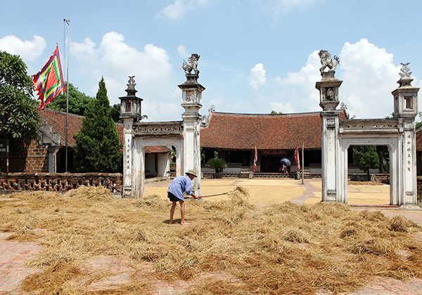 Mong Phu Communal House in Hanoi tour