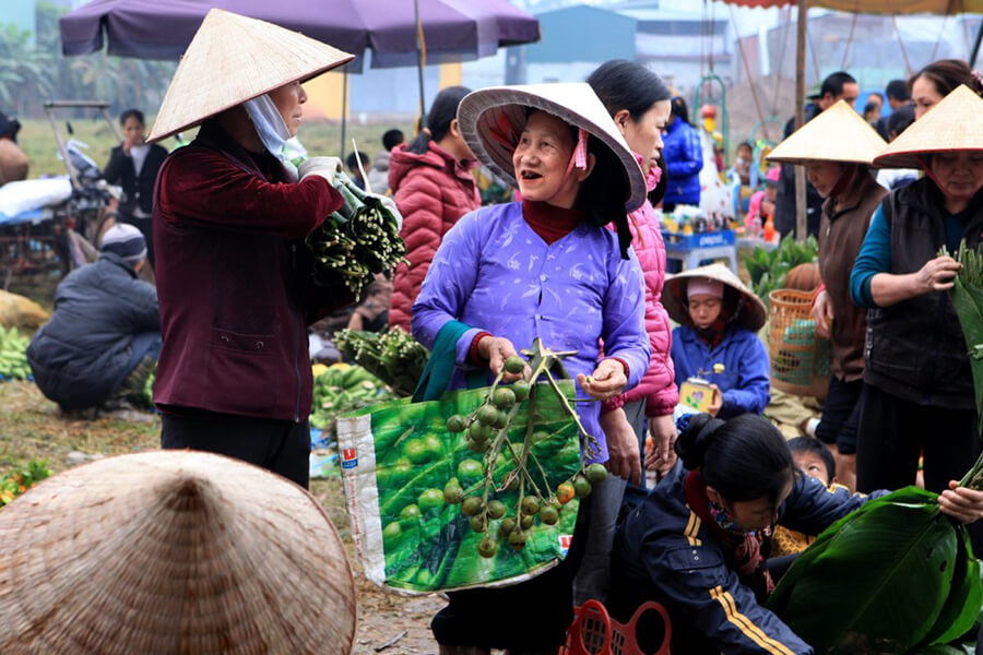 visit Nua Market in Hanoi Local Tour