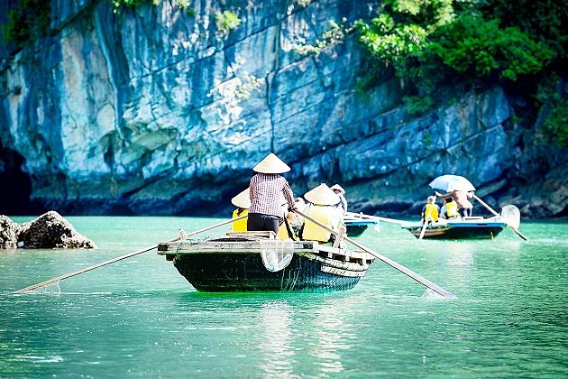 Rowing Boat in Halong Bay - Hanoi local tours