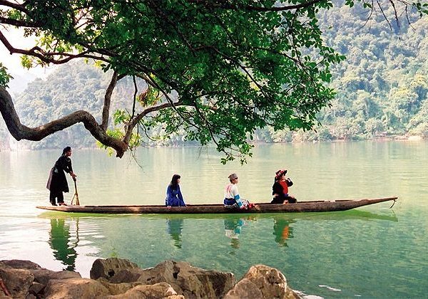Cruising Ba Be Lake Hanoi tour package