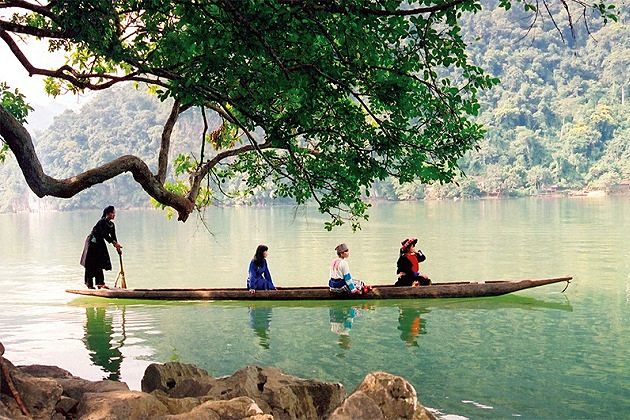 Cruising Ba Be Lake Hanoi tour package