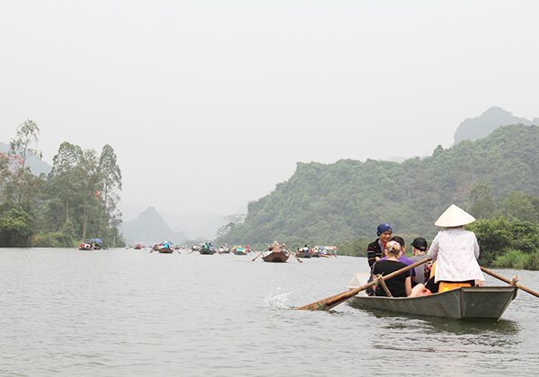 Rowing in Huong Pagoda