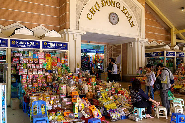 Shopping stalls at the front gate of Dong Xuan Market
