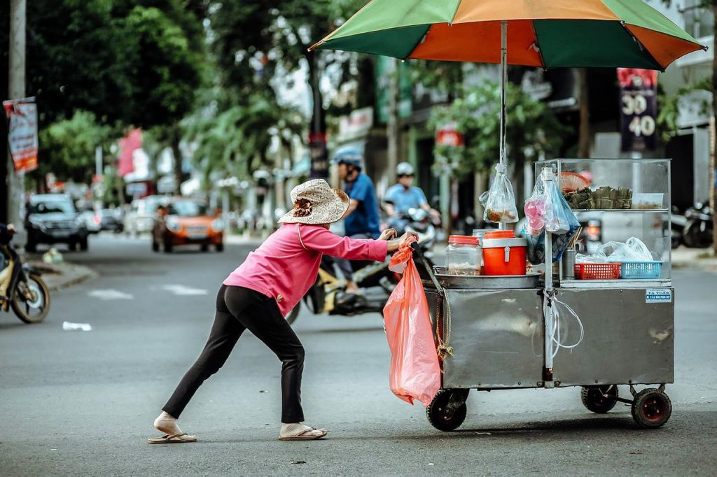 Street-vendors_Quay nong_Vietnam traditional food