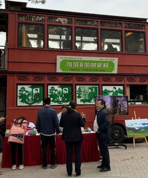 TRAM CAR _TRÀ & THÚ CHƠI BÁT NHÃ_ - Hanoi Touching the Realm of Memories - Hanoi Day Tour