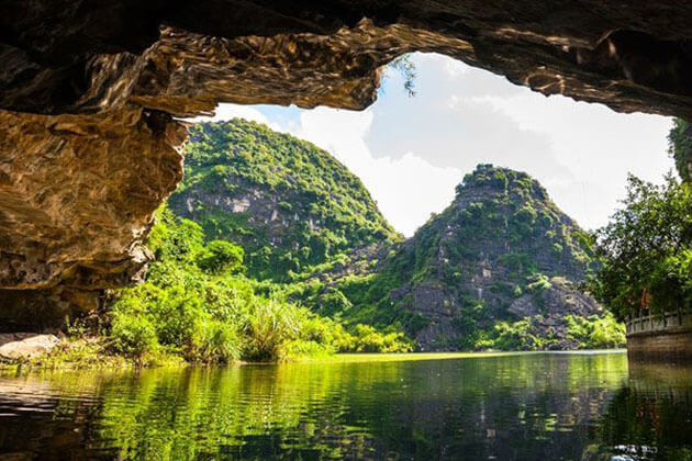 Tam Coc - Bich Dong : Caving & River Cruising to the Paradise in Ninh Binh, IndoChina Travel Blog Series, Vietnam