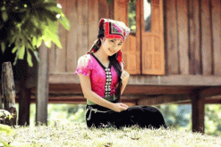 Thai-woman-weaving-in-her-traditional-house-in-the-village