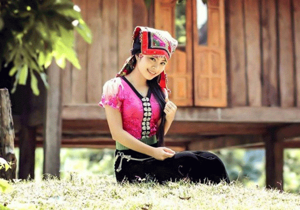 Thai-woman-weaving-in-her-traditional-house-in-the-village