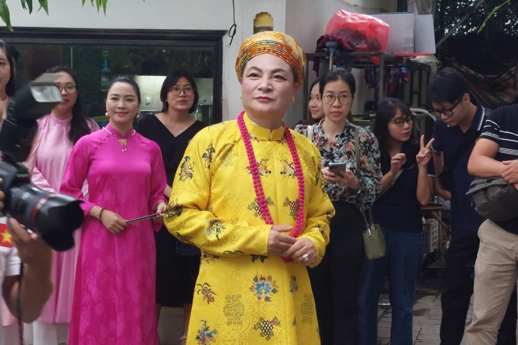 The artisan introduce about the temple’s architecture and the Hầu Đồng Ritual