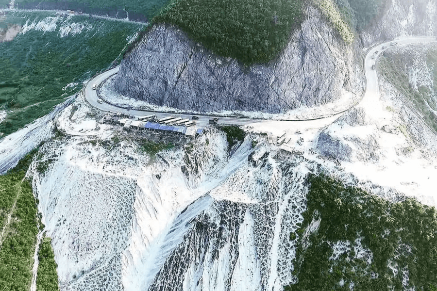 Thung Khe Pass, unusual with lime stone in top northern Vietnam half day tours