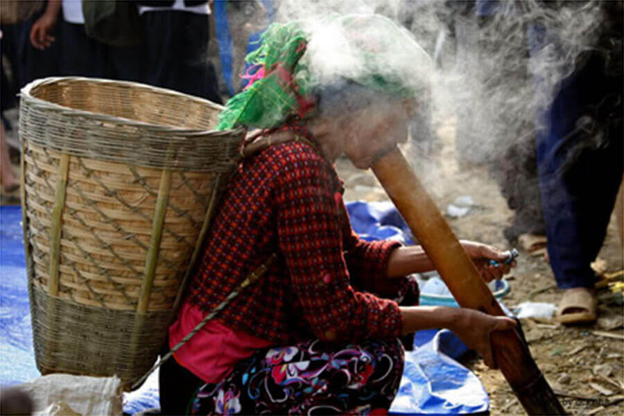 Thuoc-Lao-Vietnamese-Tobacco-Tobacco Village in Hanoi Tours