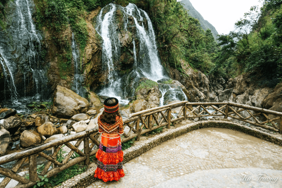 Tien Sa waterfall is in Cat Cat tourist point in our day trips from Hanoi to Sapa packages