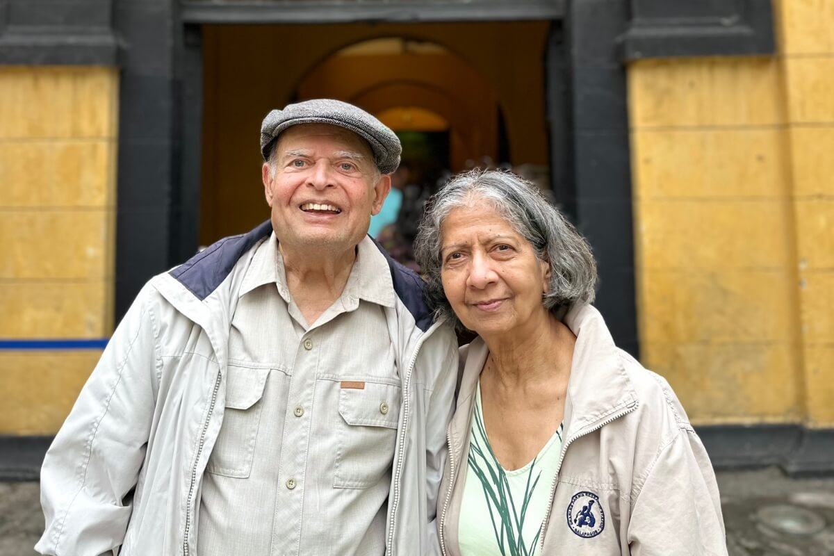 Tourists' Check-in Photos at the Hoa Lo Prison Night Tour