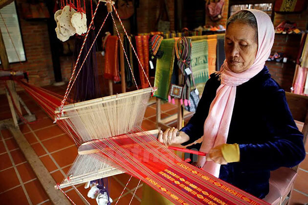 Traditional Silk Village in Van Phuc Hanoi Tour