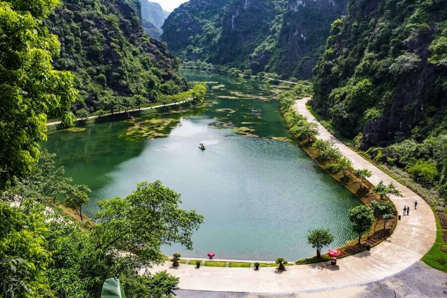 Tuyet Tinh Coc_ A Peaceful Valley Surrounded by Limestone Mountains
