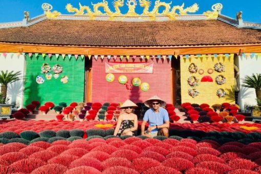 Visit Chuong Traditional conical hat-making village in Hanoi day tours