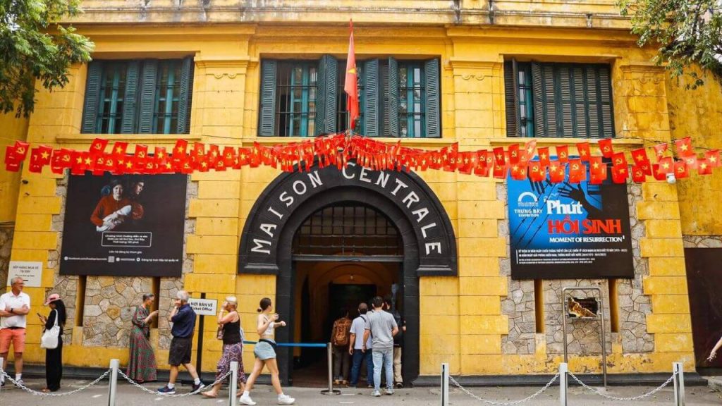 Visit Hoa Lo Prison in Hanoi Tour