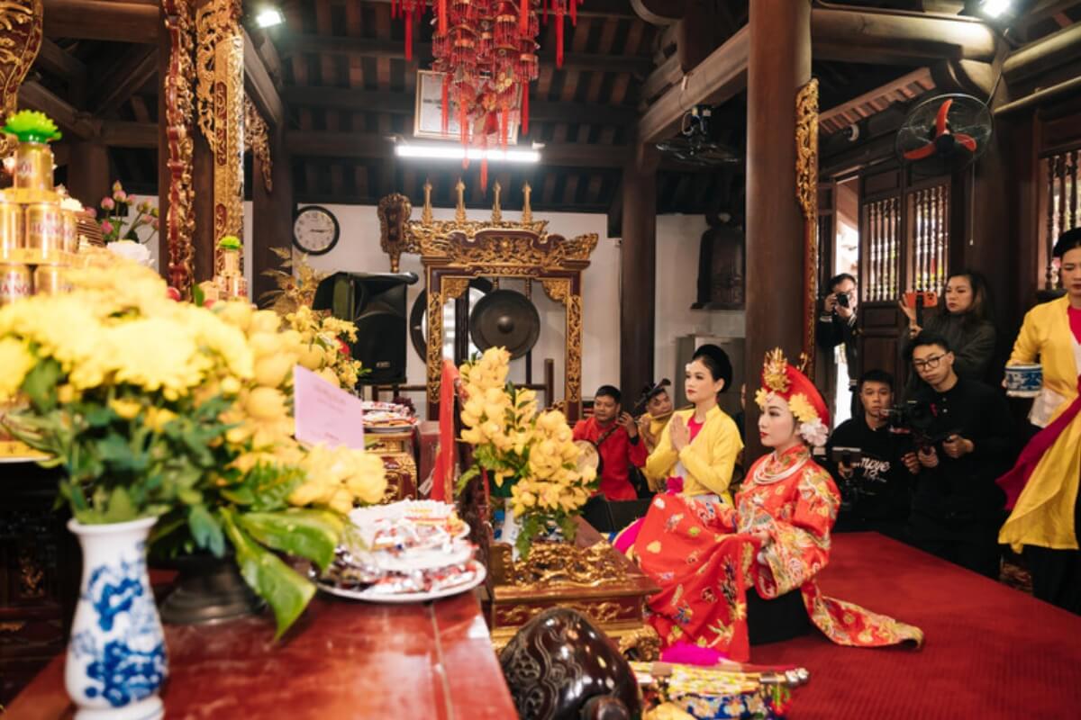 Visitors experience live Chau Van performances in Hanoi Touching the Realm of Memories