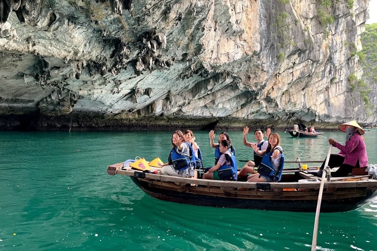 Vung Vieng Fishing Village - floating fishing village in Halong Bay vietnam