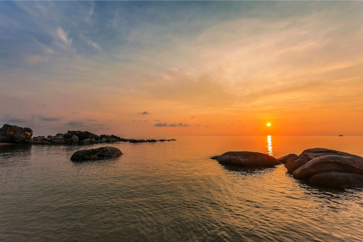 Watch Sunrise and Sunset at Different Ends of the Co To Island