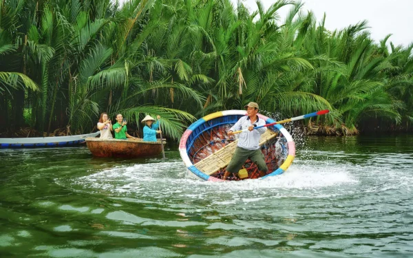 Watch-the-performance-in-Bay-Mau-Coconut-Forest-Vietnam-Tours-from-Hanoi