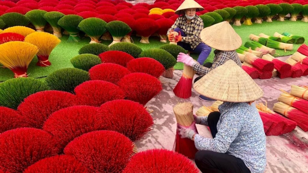 artisan makes incense in quang phu cau incense village hanoi